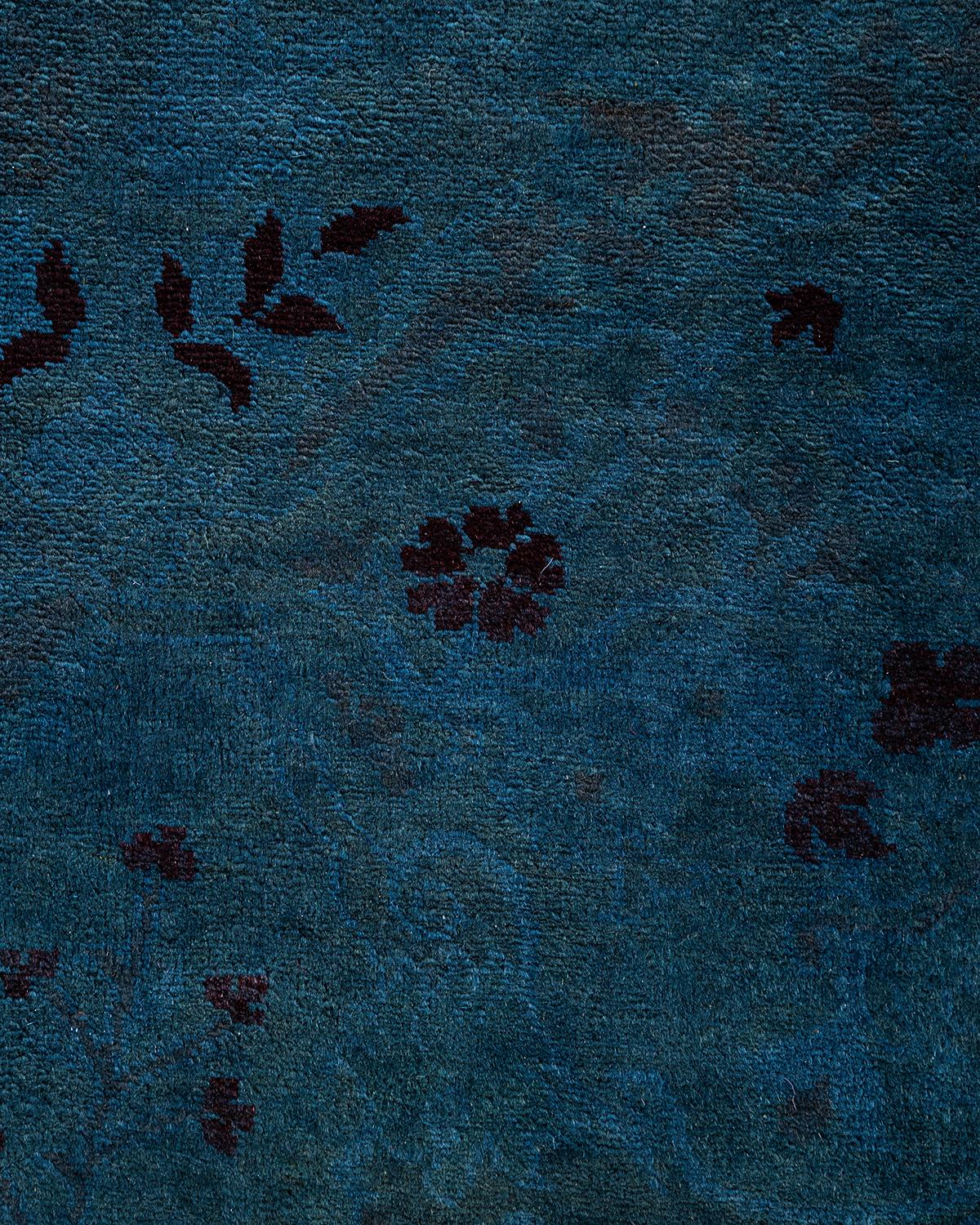 Pakistanais Contemporary Overdyed Hand Knotted Wool Gray Area Rug (Tapis de sol surdimensionné en laine grise nouée à la main) en vente