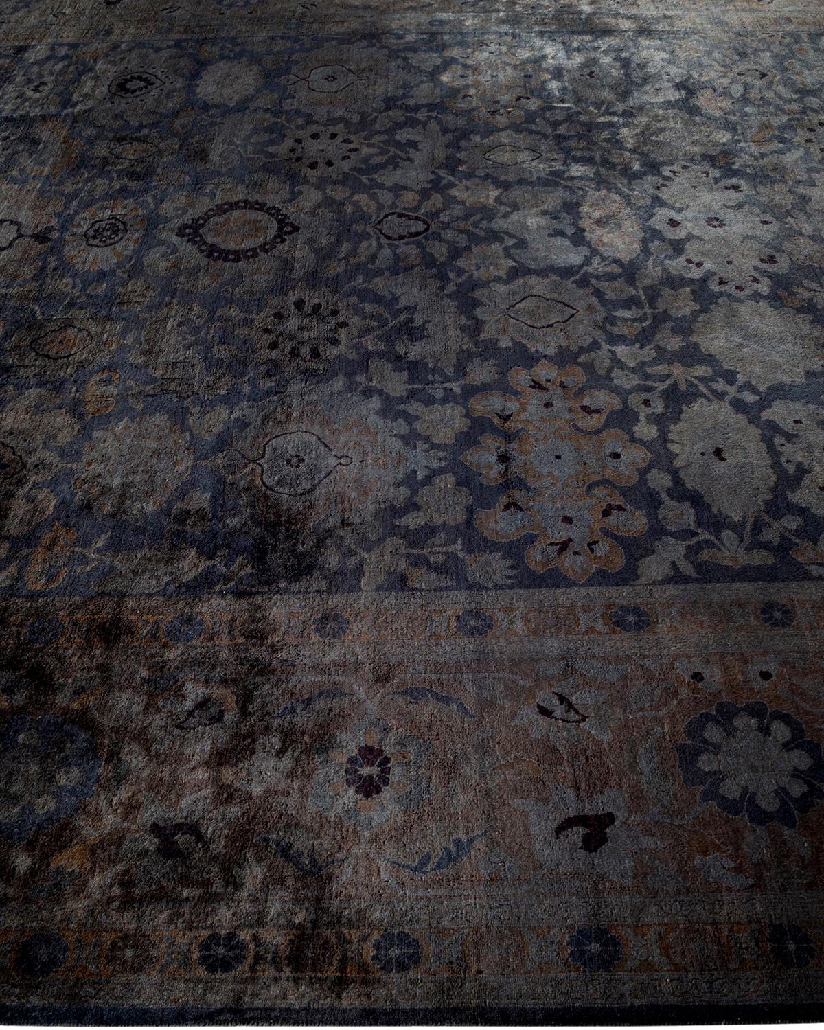 Contemporary Overdyed Hand Knotted Wool Gray Area Rug (Tapis de sol surdimensionné en laine grise nouée à la main) Neuf - En vente à Norwalk, CT