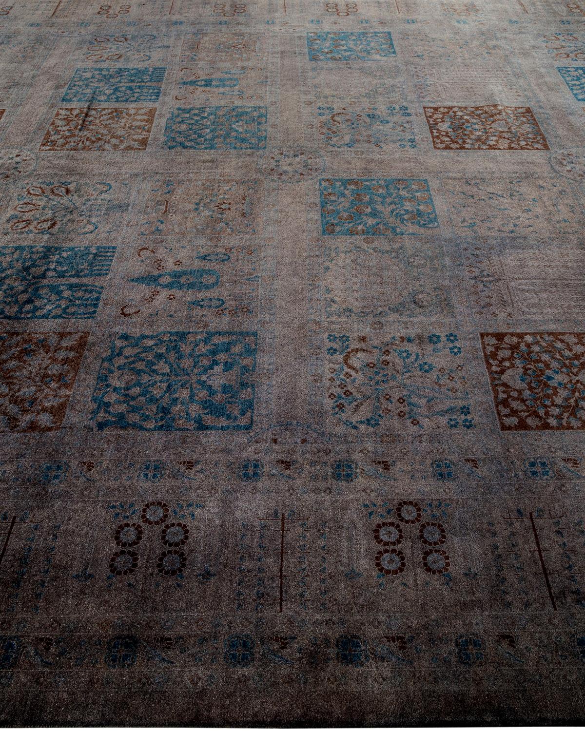 Contemporary Overdyed Hand Knotted Wool Gray Area Rug (Tapis de sol surdimensionné en laine grise nouée à la main) Neuf - En vente à Norwalk, CT