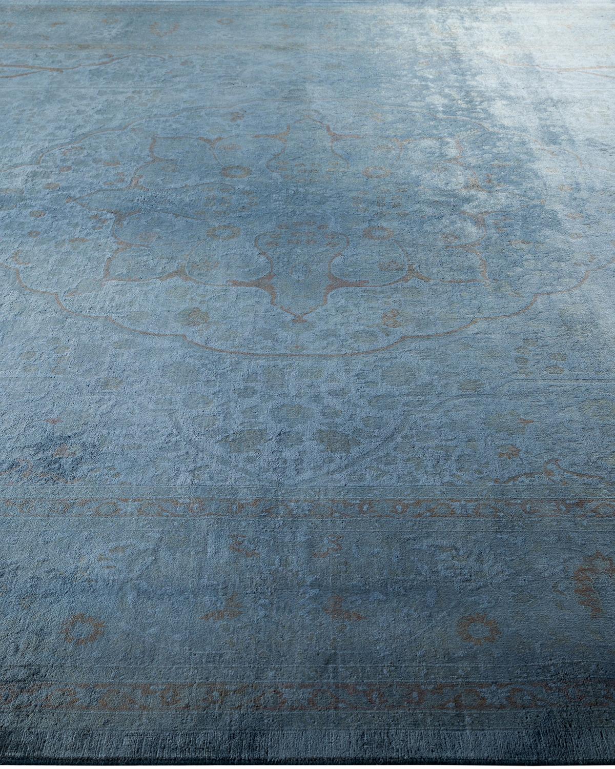 Contemporary Overdyed Hand Knotted Wool Gray Area Rug (Tapis de sol surdimensionné en laine grise nouée à la main) Neuf - En vente à Norwalk, CT