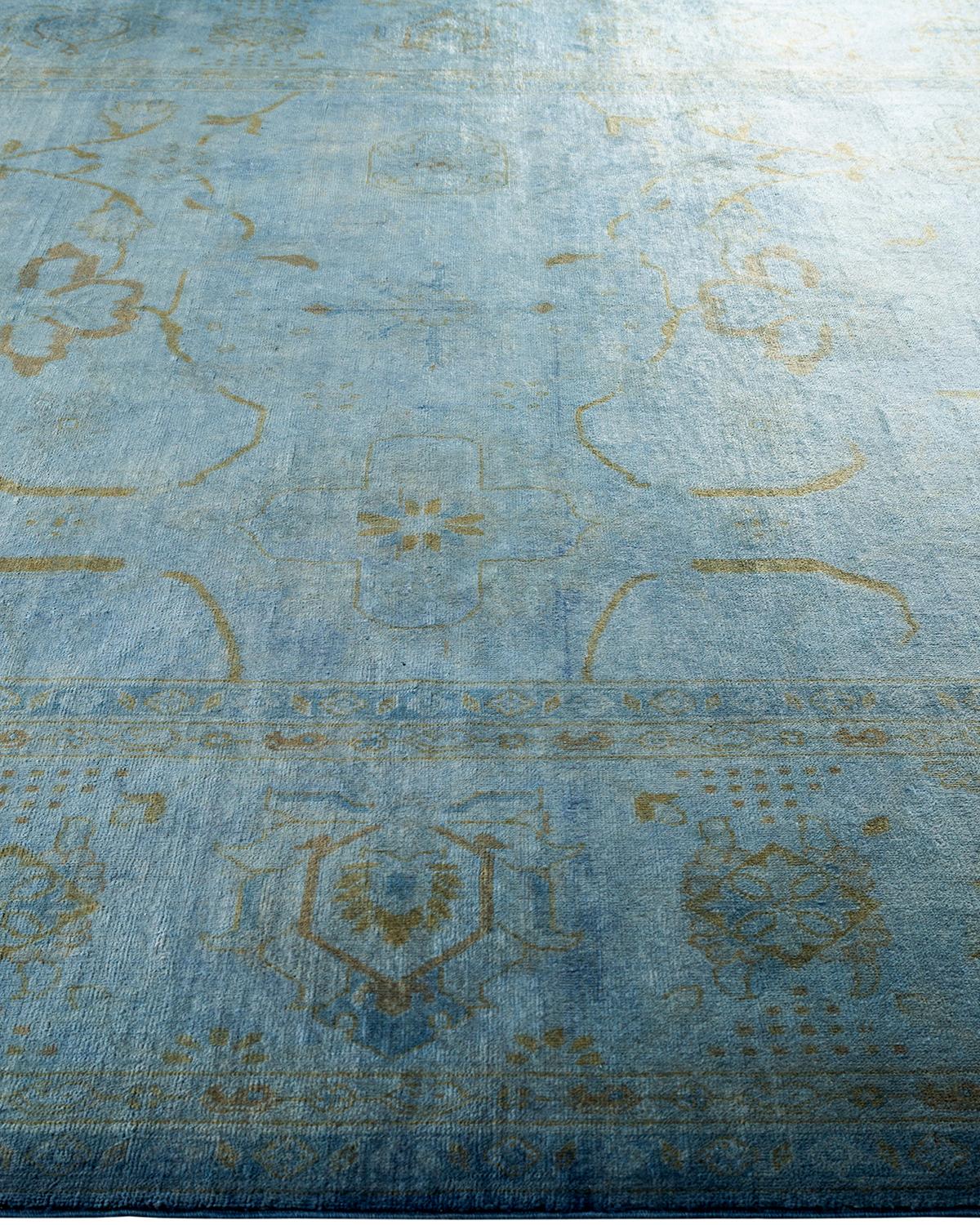 Contemporary Overdyed Hand Knotted Wool Gray Area Rug (Tapis de sol surdimensionné en laine grise nouée à la main) Neuf - En vente à Norwalk, CT