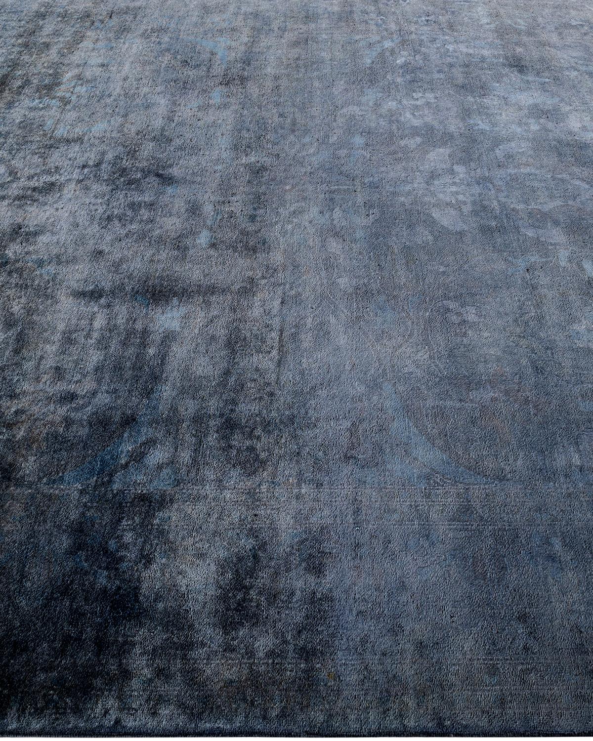 Contemporary Overdyed Hand Knotted Wool Gray Area Rug (Tapis de sol surdimensionné en laine grise nouée à la main) Neuf - En vente à Norwalk, CT