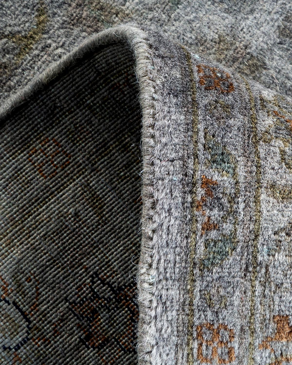 Laine Contemporary Overdyed Hand Knotted Wool Gray Area Rug (Tapis de sol surdimensionné en laine grise nouée à la main) en vente