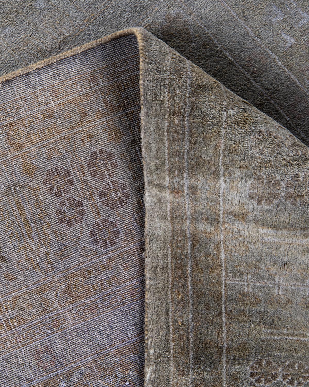 Laine Contemporary Overdyed Hand Knotted Wool Gray Area Rug (Tapis de sol surdimensionné en laine grise nouée à la main) en vente