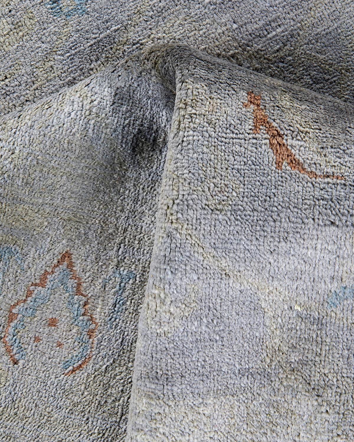 Laine Contemporary Overdyed Hand Knotted Wool Gray Area Rug (Tapis de sol surdimensionné en laine grise nouée à la main) en vente