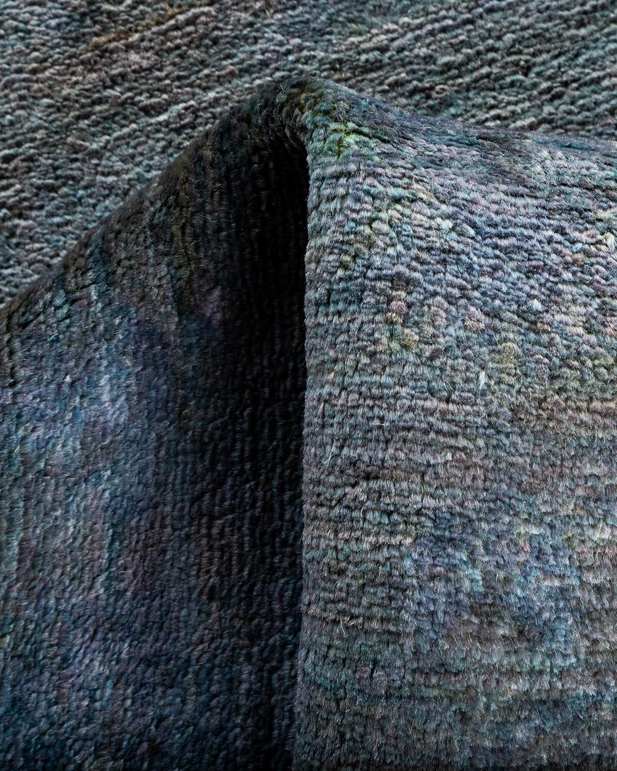 Contemporary Overdyed Hand Knotted Wool Gray Area Rug (Tapis de sol surdimensionné en laine grise nouée à la main) en vente 1