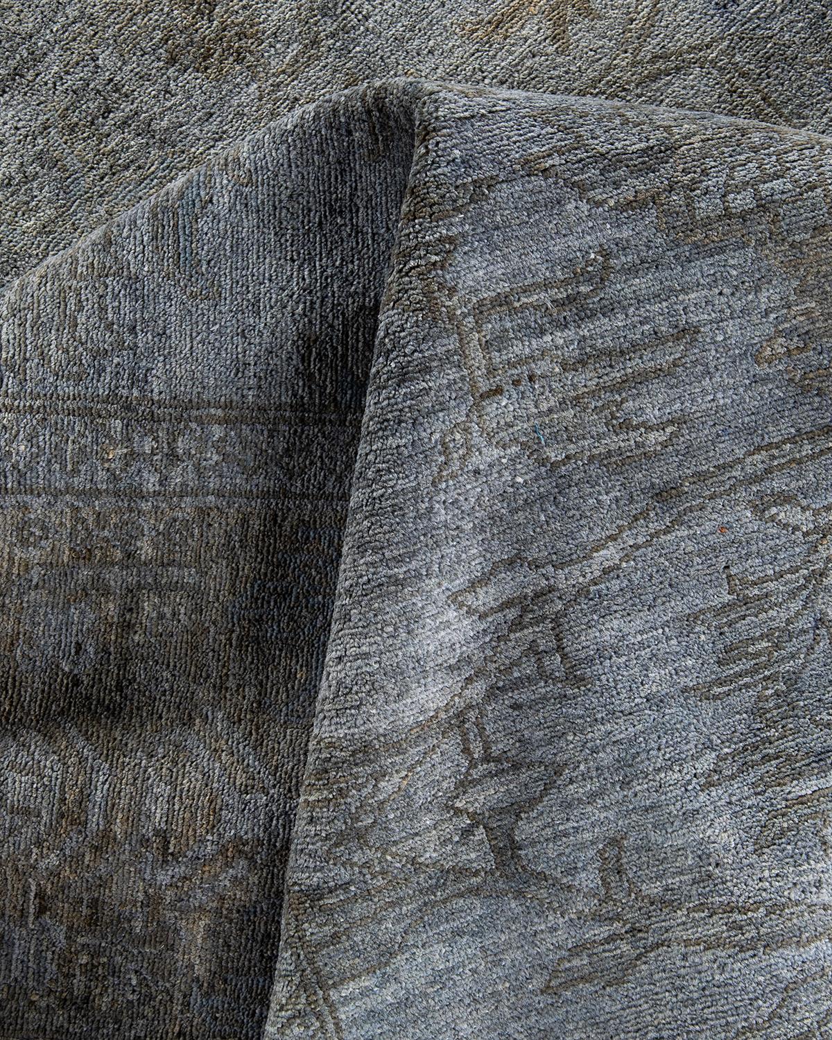 Contemporary Overdyed Hand Knotted Wool Gray Area Rug (Tapis de sol surdimensionné en laine grise nouée à la main) en vente 1