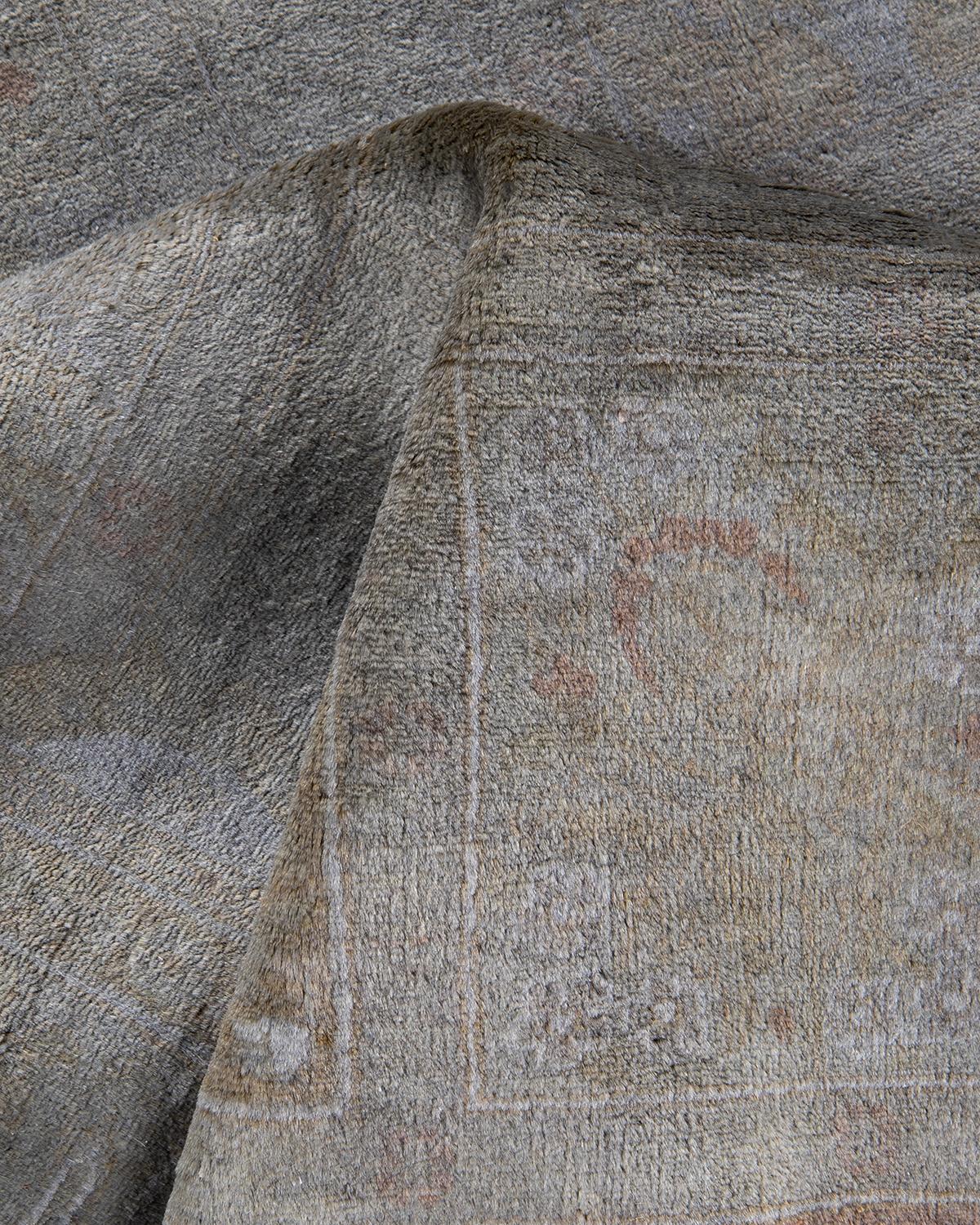 Contemporary Overdyed Hand Knotted Wool Gray Area Rug (Tapis de sol surdimensionné en laine grise nouée à la main) en vente 1