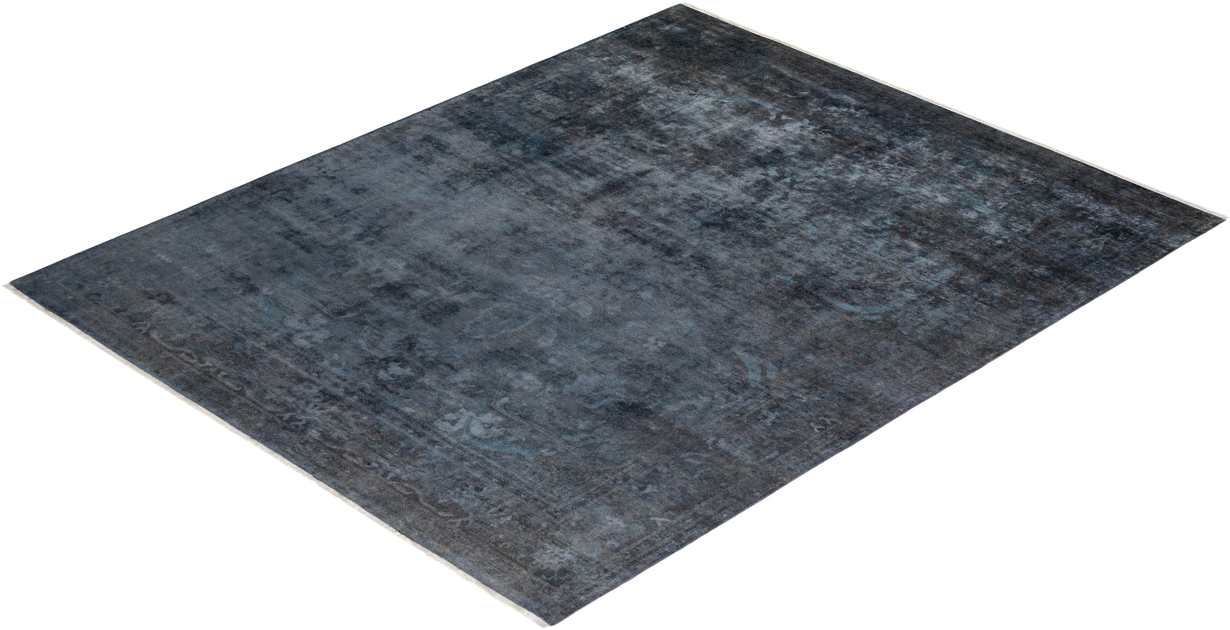 Contemporary Overdyed Hand Knotted Wool Gray Area Rug (Tapis de sol surdimensionné en laine grise nouée à la main) en vente 2