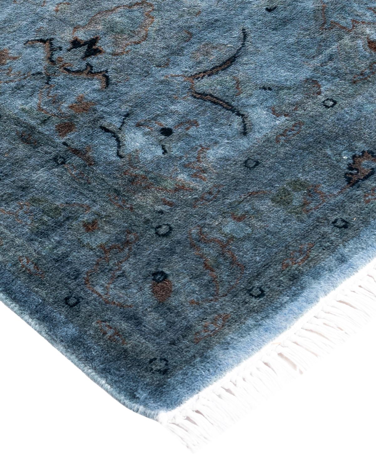 Les tapis Vibrance incarnent le classique avec une touche d'originalité : des motifs traditionnels surteints dans des couleurs éclatantes. Chaque tapis noué à la main est lavé dans une teinture botanique 100 % naturelle qui révèle les nuances