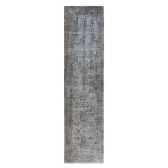 Tapis de course contemporain en laine surteinte nouée à la main, gris 2' 7" x 10' 7".