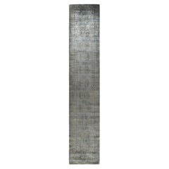 Tapis de course contemporain en laine surteinte nouée à la main, de couleur grise 3' 1" x 16' 4".