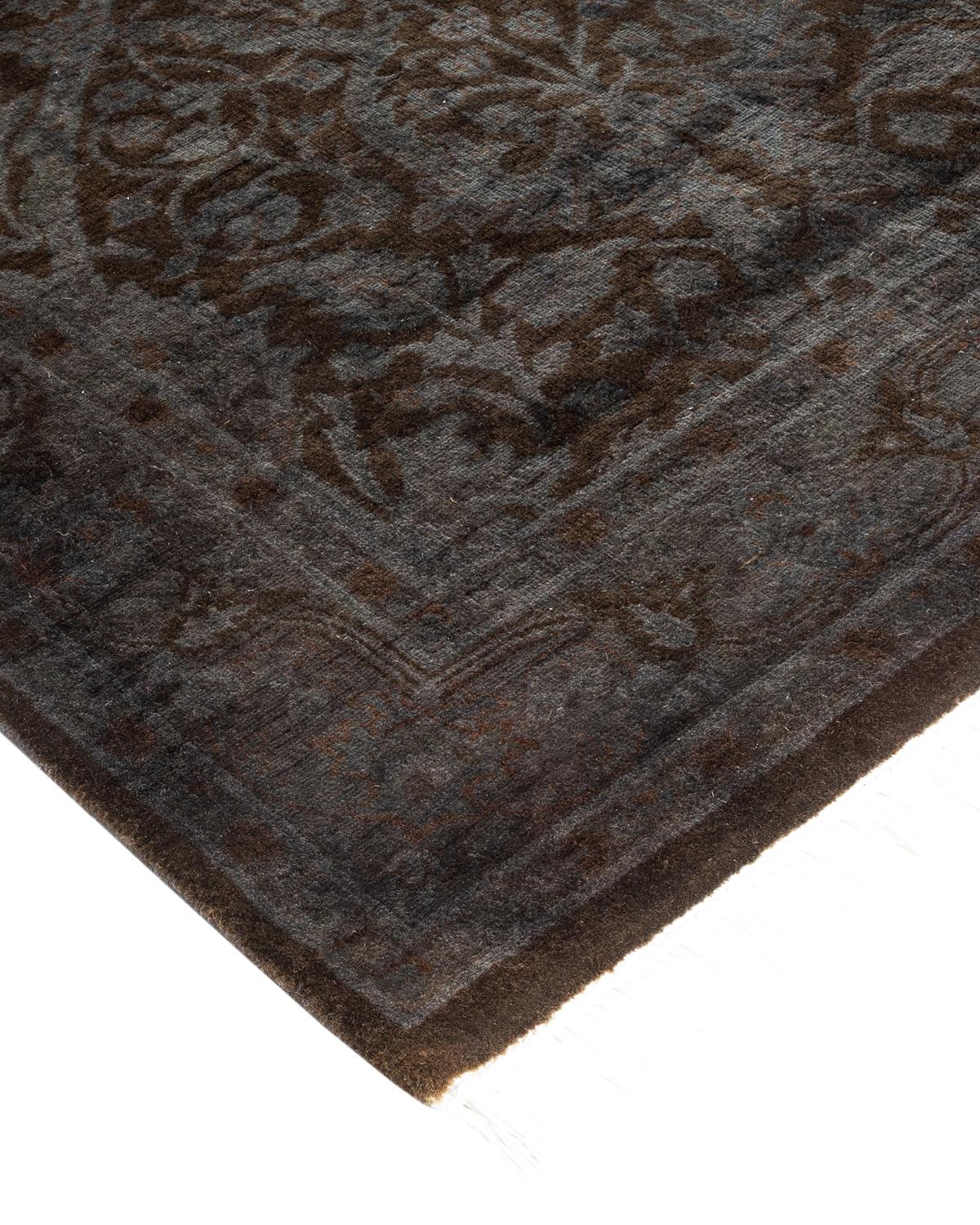 Las alfombras Vibrance son la personificación de lo clásico con un toque especial: motivos tradicionales teñidos de colores brillantes. Cada alfombra anudada a mano se lava con un tinte botánico 100% natural que revela matices ocultos en los