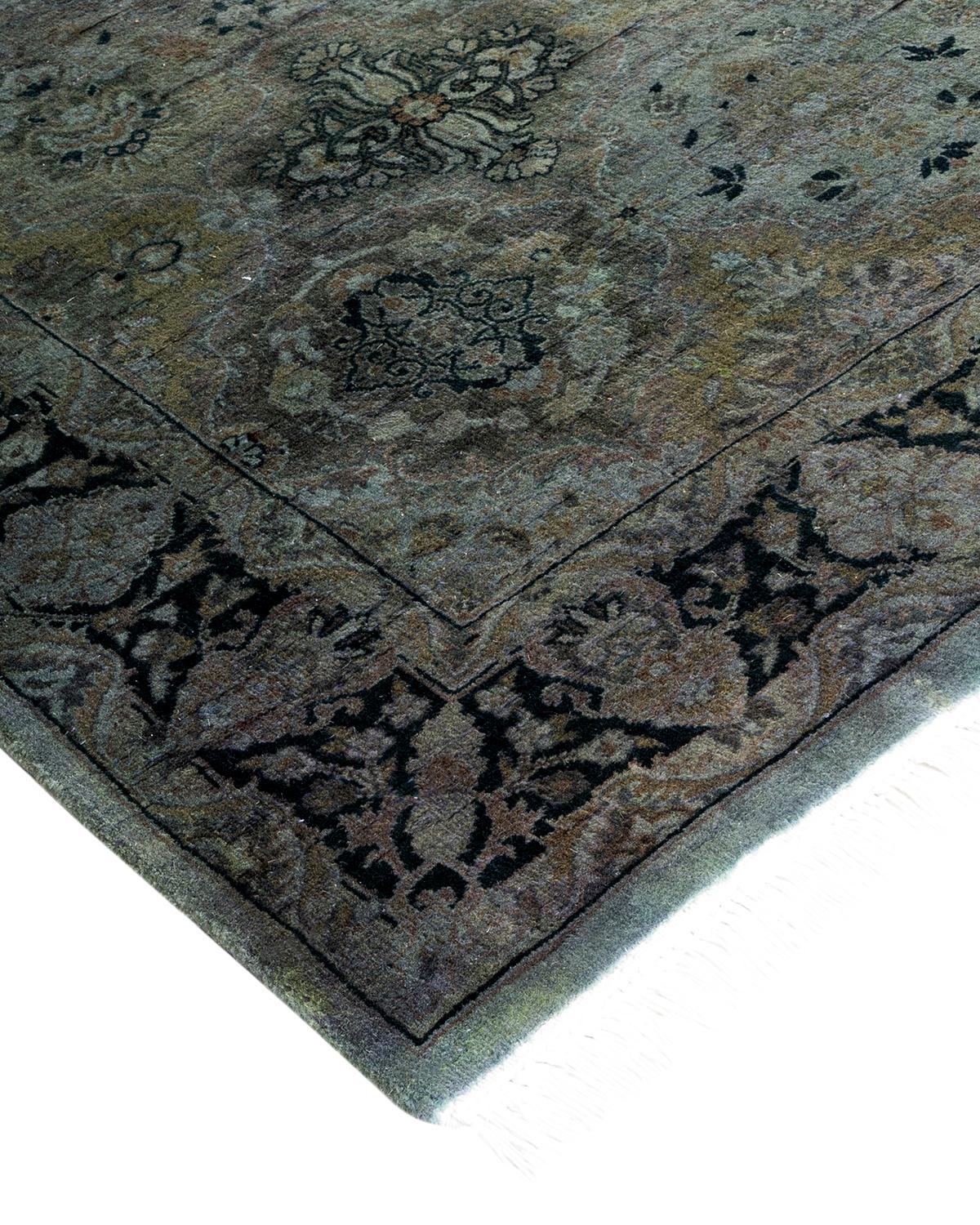 Las alfombras Vibrance son la personificación de lo clásico con un toque especial: motivos tradicionales teñidos de colores brillantes. Cada alfombra anudada a mano se lava con un tinte botánico 100% natural que revela matices ocultos en los