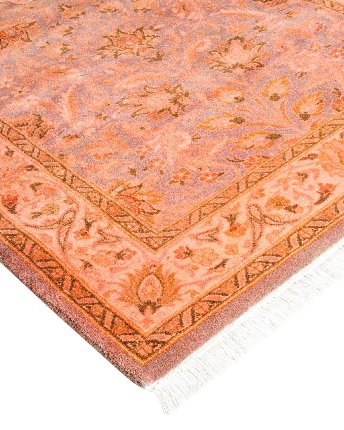 Las alfombras Vibrance son la personificación de lo clásico con un toque especial: motivos tradicionales teñidos de colores brillantes. Cada alfombra anudada a mano se lava con un tinte botánico 100% natural que revela matices ocultos en los