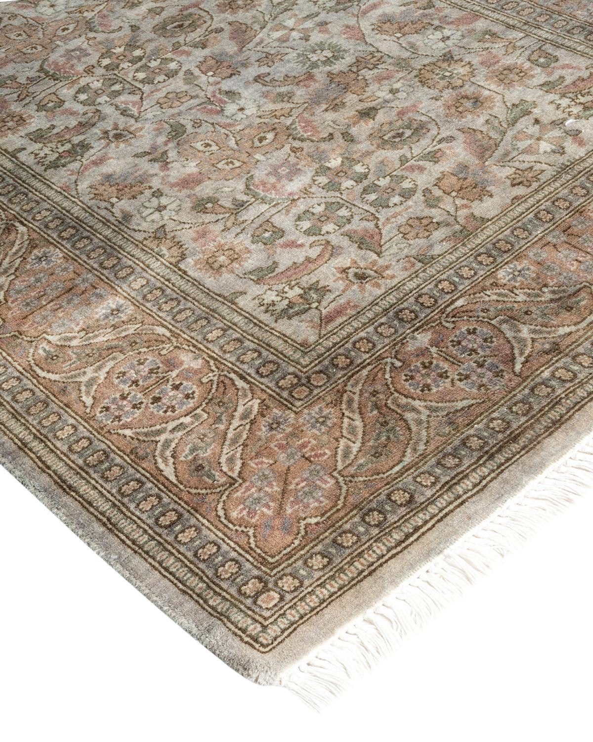 I tappeti Vibrance rappresentano il classico con un tocco di classe: motivi tradizionali sovratinti con colori brillanti. Ogni tappeto annodato a mano viene lavato con una tintura botanica naturale al 100% che rivela le sfumature nascoste nei