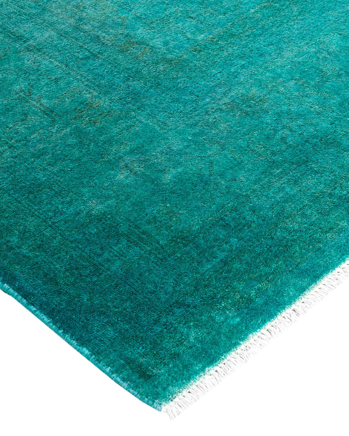 Las alfombras Vibrance son la personificación de lo clásico con un toque especial: motivos tradicionales teñidos de colores brillantes. Cada alfombra anudada a mano se lava con un tinte botánico 100% natural que revela matices ocultos en los