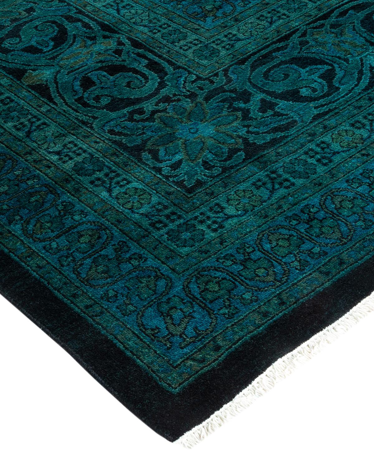 Les tapis Vibrance incarnent le classique avec une touche d'originalité : des motifs traditionnels surteints dans des couleurs éclatantes. Chaque tapis noué à la main est lavé dans une teinture botanique 100 % naturelle qui révèle les nuances