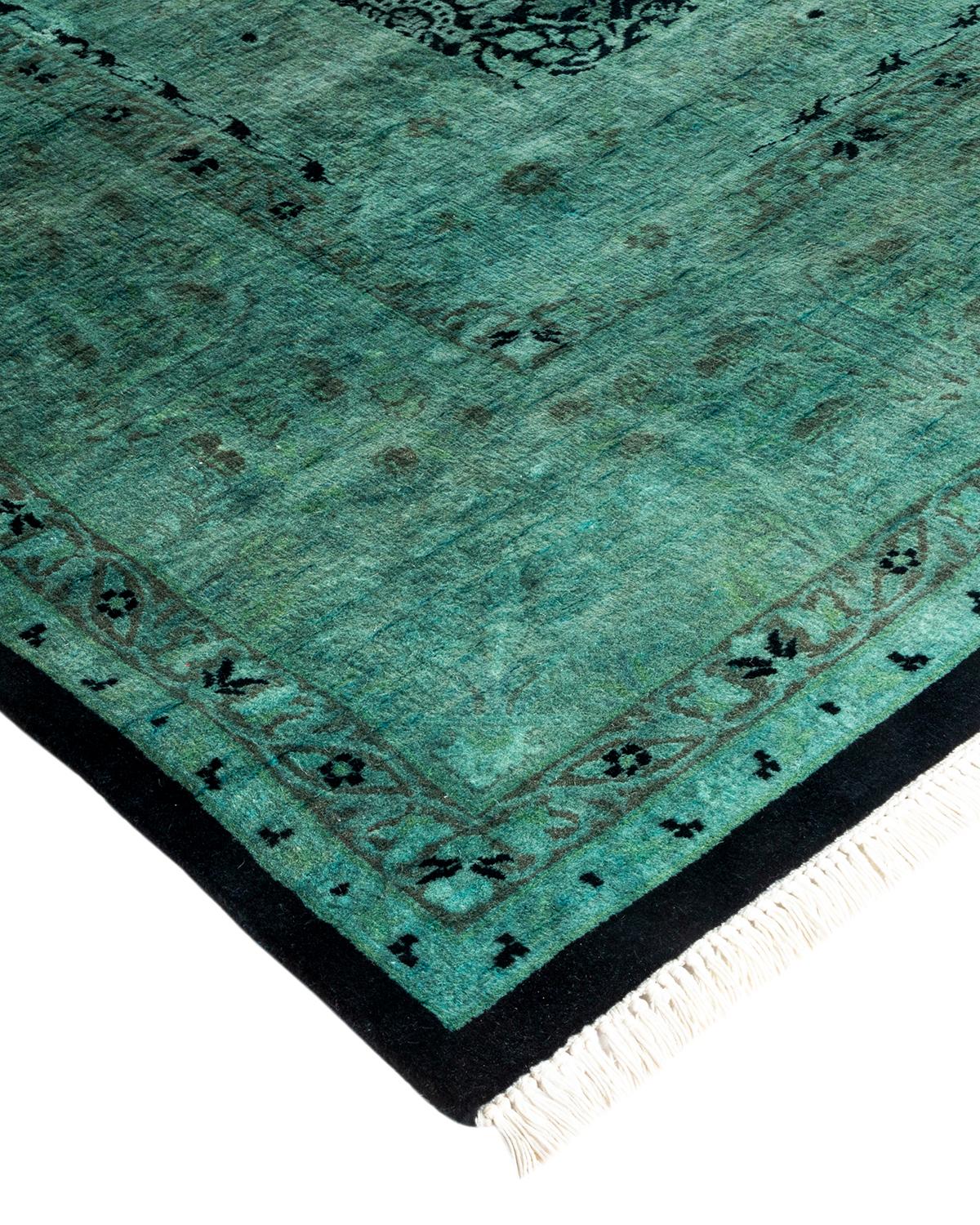 Les tapis Vibrance incarnent le classique avec une touche d'originalité : des motifs traditionnels surteints dans des couleurs éclatantes. Chaque tapis noué à la main est lavé dans une teinture botanique 100 % naturelle qui révèle les nuances