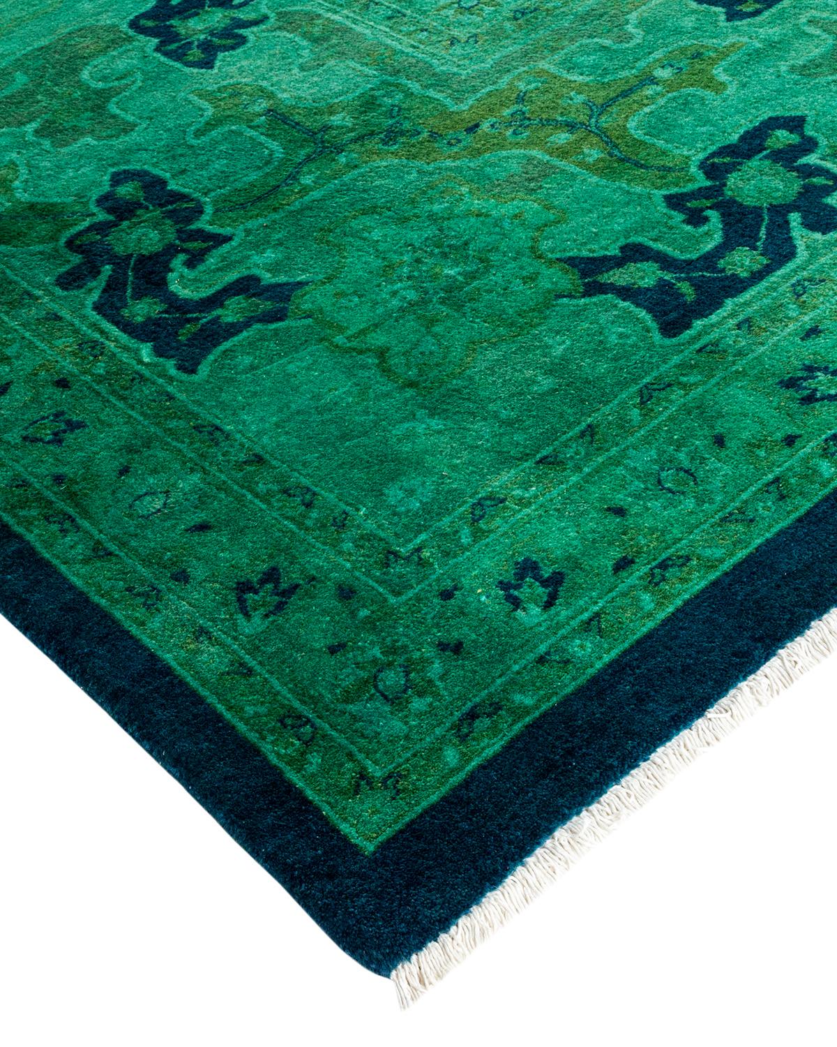 I tappeti Vibrance rappresentano il classico con un tocco di classe: motivi tradizionali sovratinti con colori brillanti. Ogni tappeto annodato a mano viene lavato con una tintura botanica naturale al 100% che rivela le sfumature nascoste nei