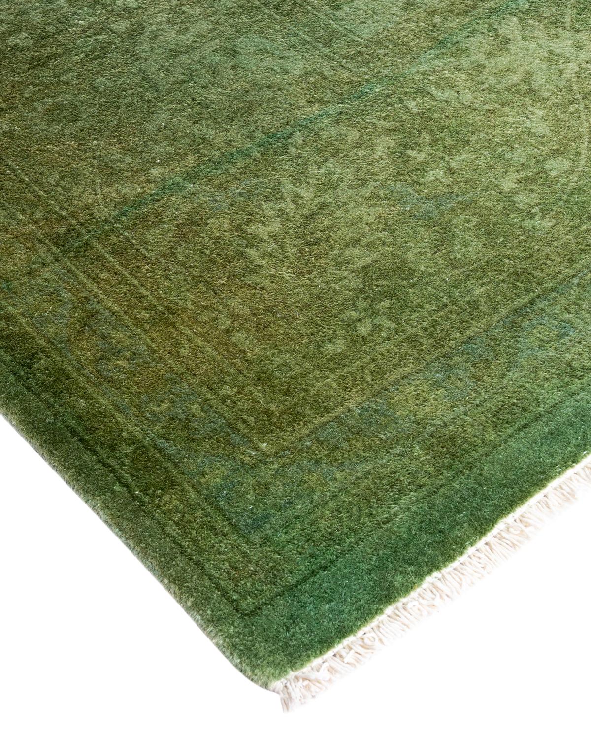 I tappeti Vibrance rappresentano il classico con un tocco di classe: motivi tradizionali sovratinti con colori brillanti. Ogni tappeto annodato a mano viene lavato con una tintura botanica 100% naturale che rivela le sfumature nascoste degli am