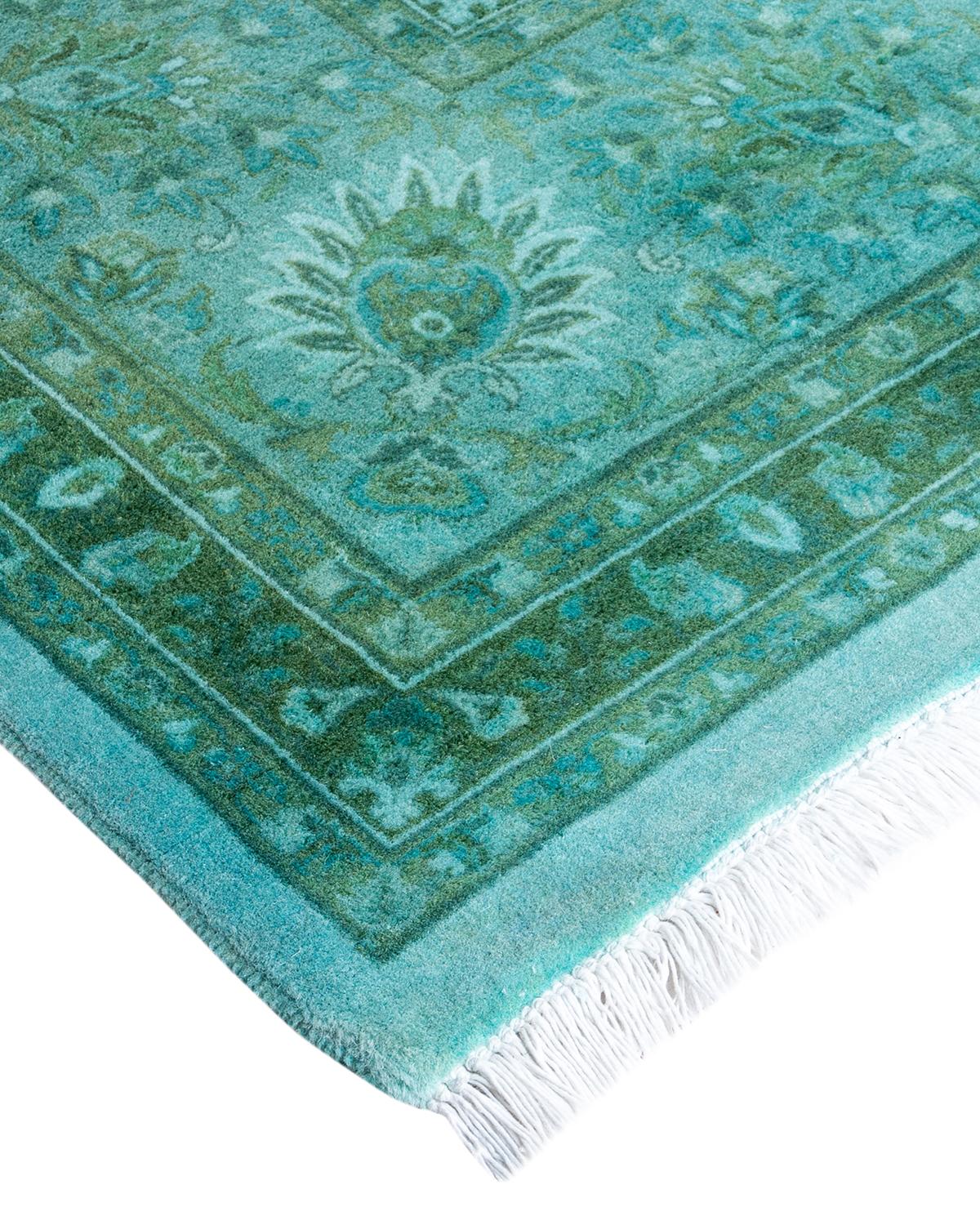 Les tapis Vibrance incarnent le classique avec une touche d'originalité : des motifs traditionnels surteints dans des couleurs éclatantes. Chaque tapis noué à la main est lavé dans une teinture botanique 100 % naturelle qui révèle les nuances