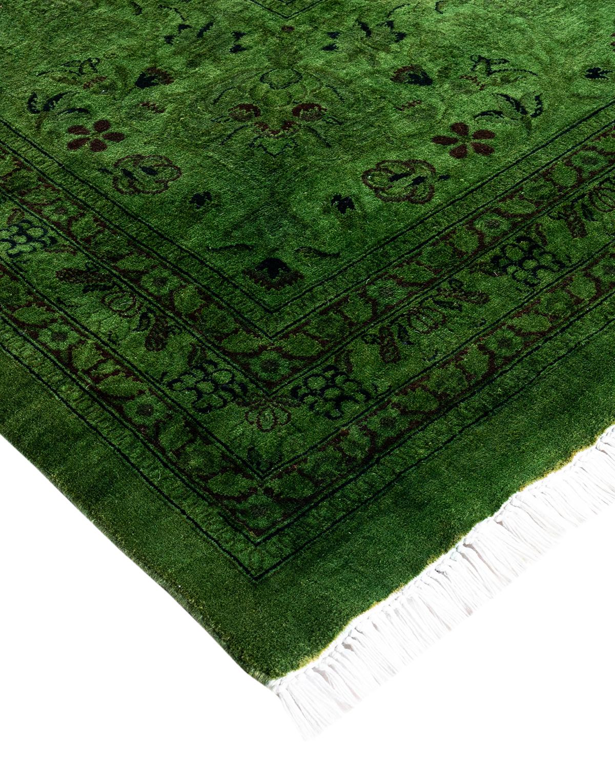 Les tapis Vibrance incarnent le classique avec une touche d'originalité : des motifs traditionnels surteints dans des couleurs éclatantes. Chaque tapis noué à la main est lavé dans une teinture botanique 100 % naturelle qui révèle les nuances