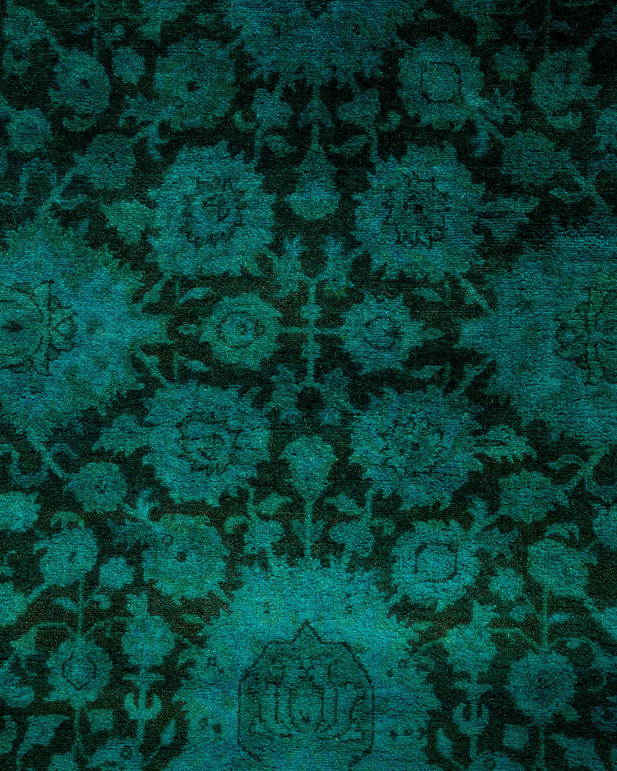 Pakistanais Contemporary Overdyed Hand Knotted Wool Green Area Rug (tapis en laine surteinte nouée à la main) en vente