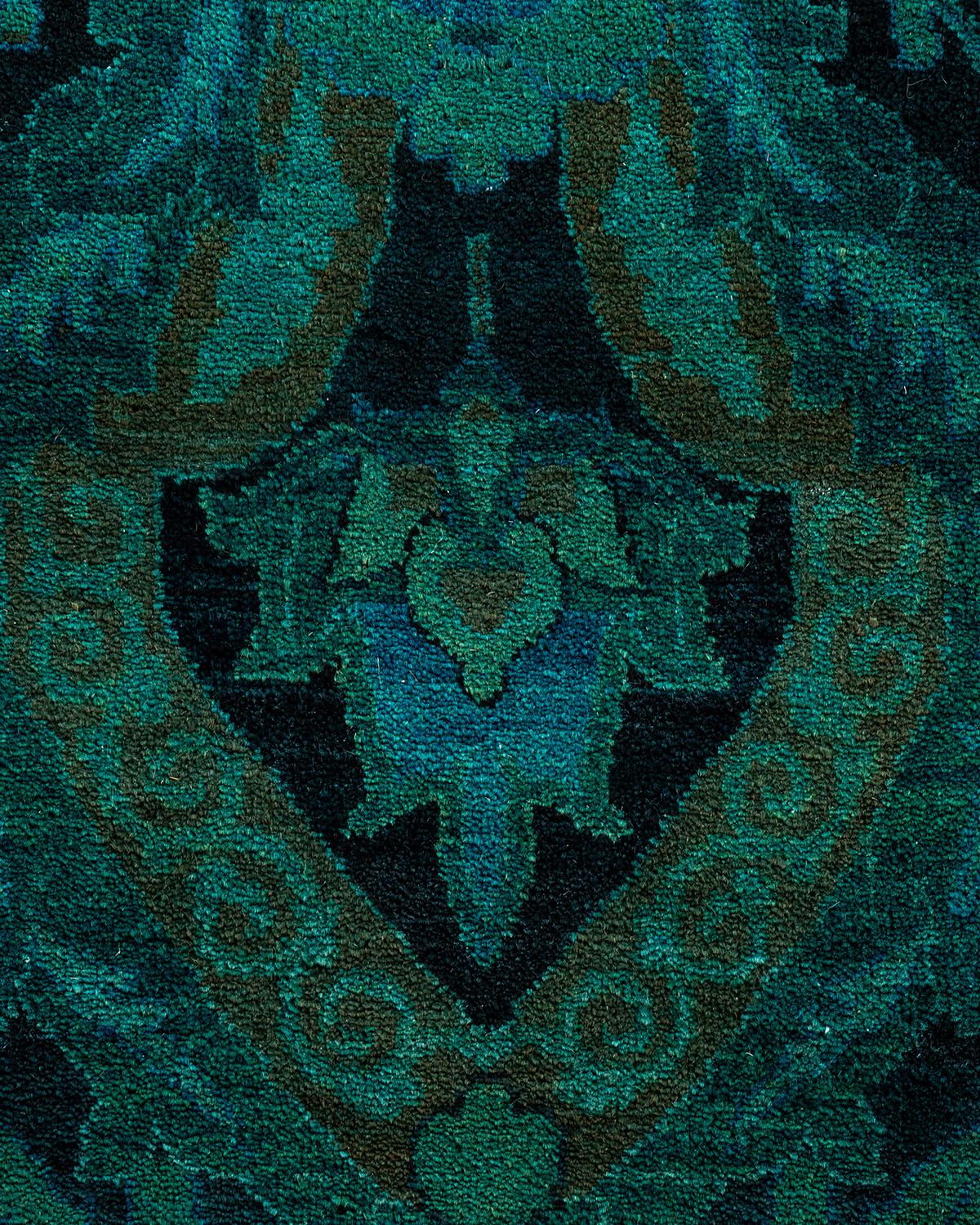 Pakistanais Contemporary Overdyed Hand Knotted Wool Green Area Rug (tapis en laine surteinte nouée à la main) en vente