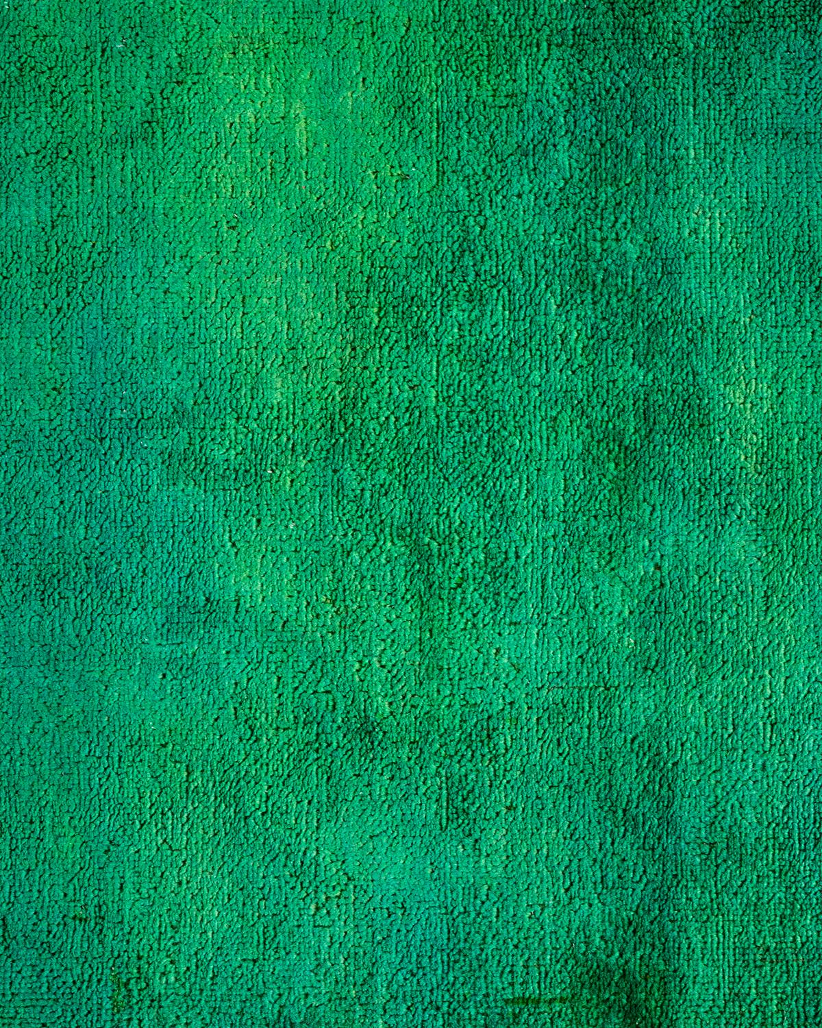 Pakistanais Contemporary Overdyed Hand Knotted Wool Green Area Rug (tapis en laine surteinte nouée à la main)