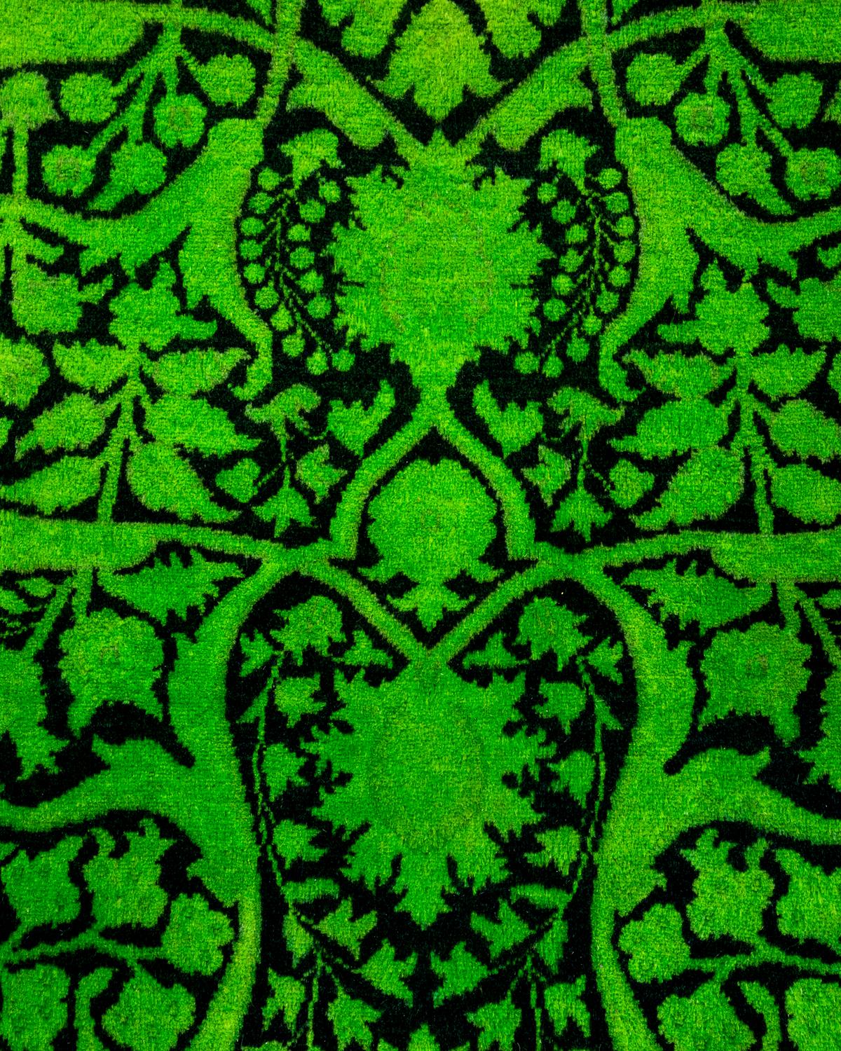 Pakistanais Contemporary Overdyed Hand Knotted Wool Green Area Rug (tapis en laine surteinte nouée à la main) en vente