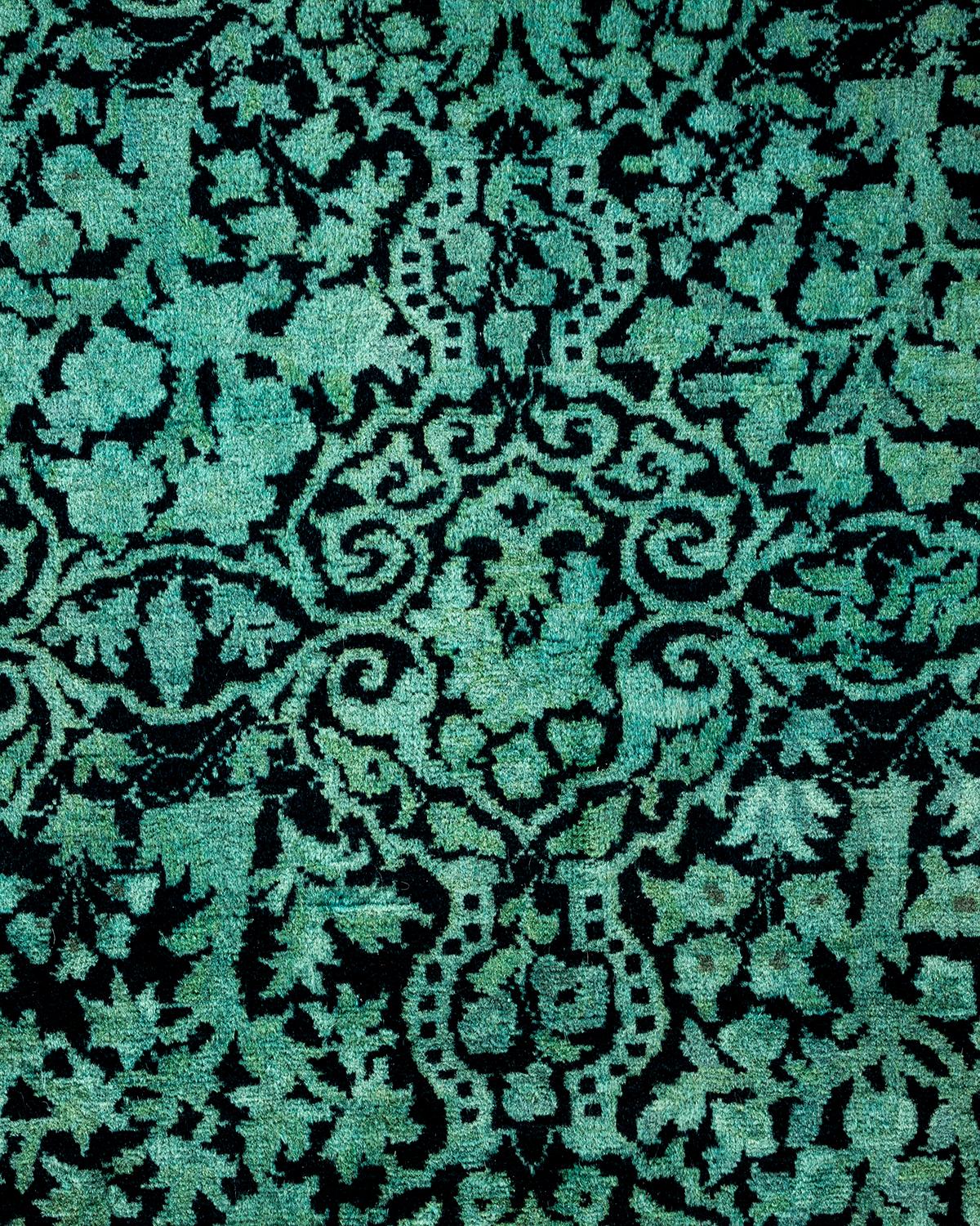 Pakistanais Contemporary Overdyed Hand Knotted Wool Green Area Rug (tapis en laine surteinte nouée à la main) en vente