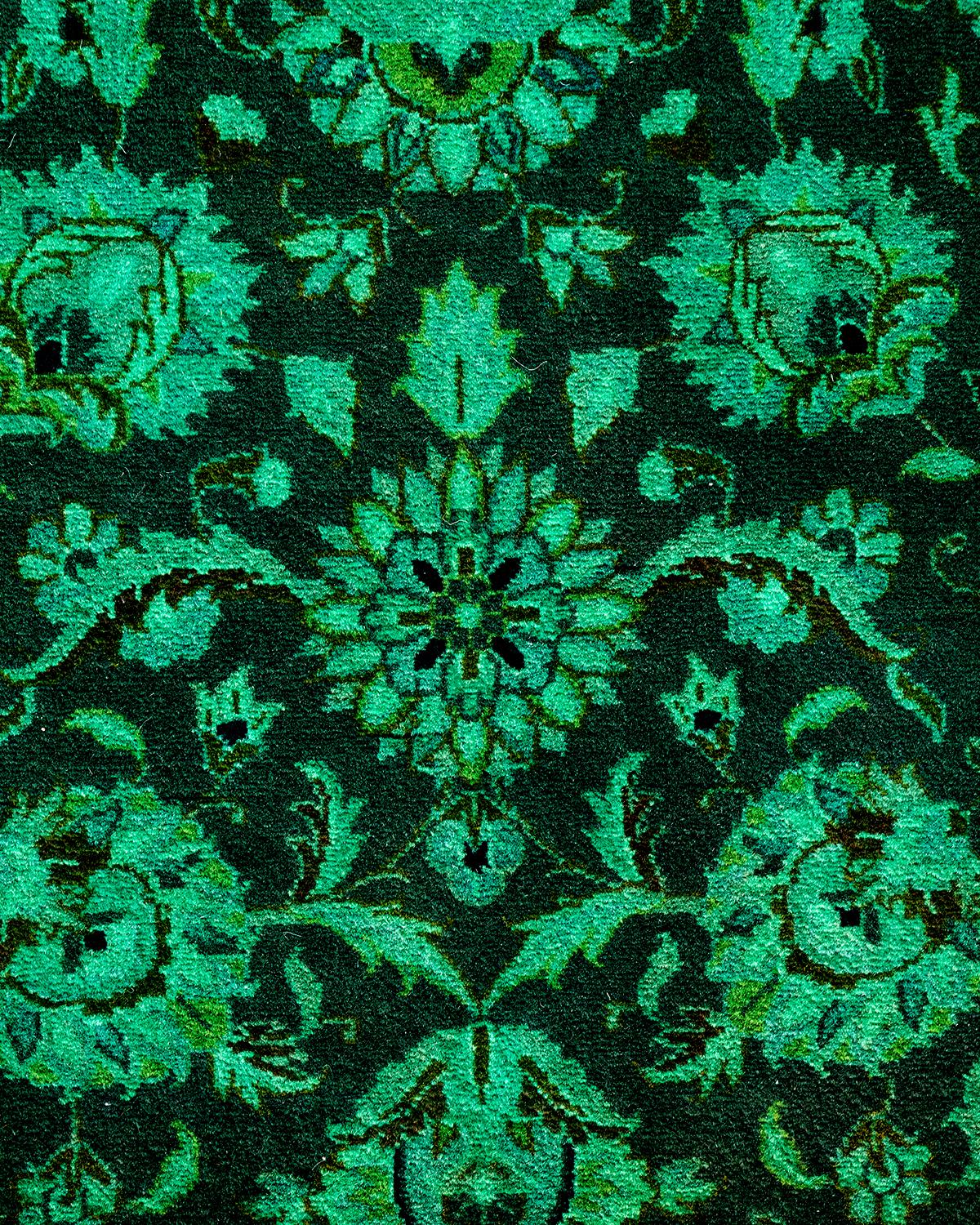 Pakistanais Contemporary Overdyed Hand Knotted Wool Green Area Rug (tapis en laine surteinte nouée à la main) en vente
