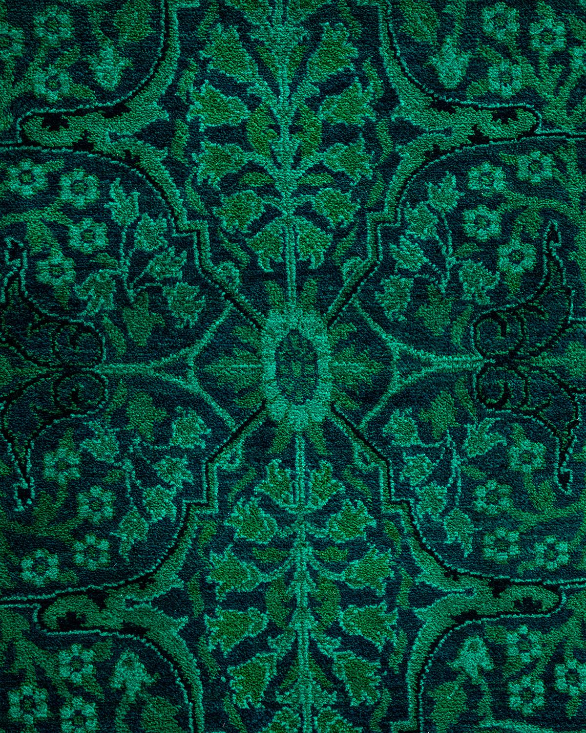 Pakistanais Contemporary Overdyed Hand Knotted Wool Green Area Rug (tapis en laine surteinte nouée à la main) en vente