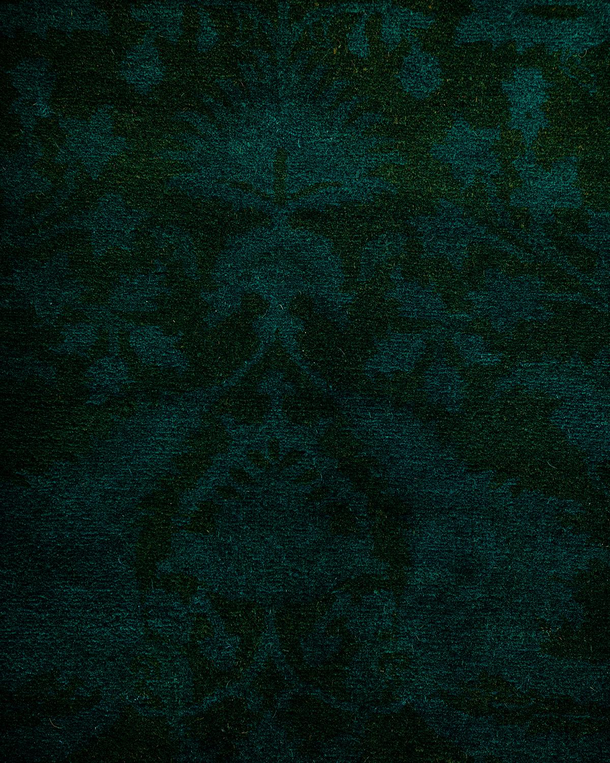 Pakistanais Contemporary Overdyed Hand Knotted Wool Green Area Rug (tapis en laine surteinte nouée à la main) en vente