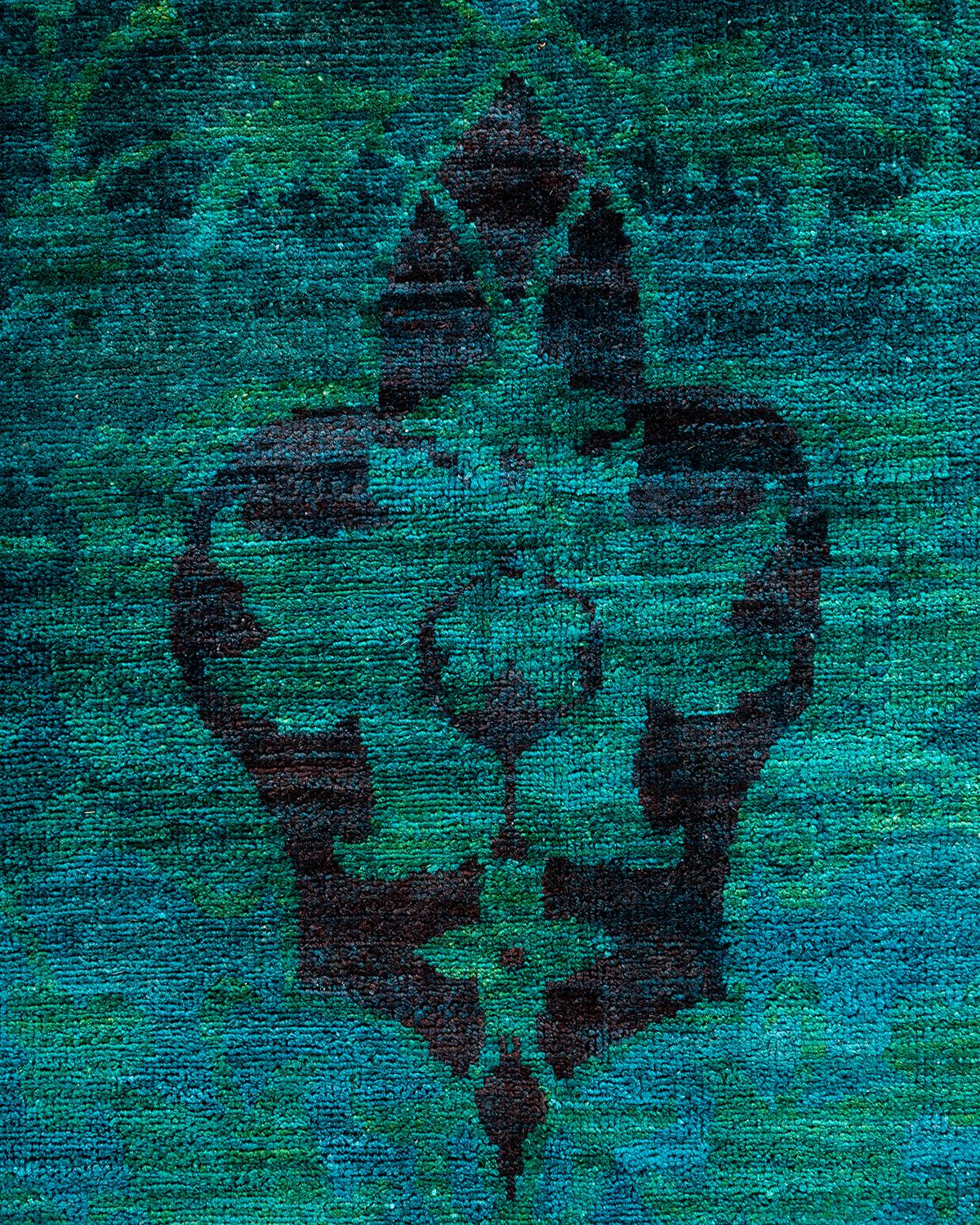 Pakistanais Contemporary Overdyed Hand Knotted Wool Green Area Rug (tapis en laine surteinte nouée à la main) en vente