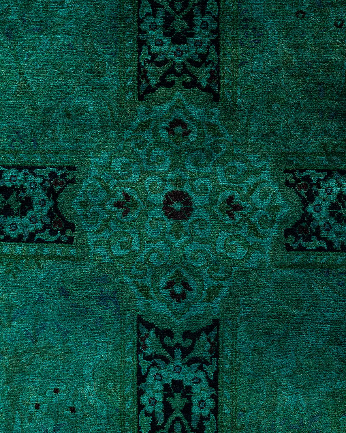 Pakistanais Contemporary Overdyed Hand Knotted Wool Green Area Rug (tapis en laine surteinte nouée à la main) en vente