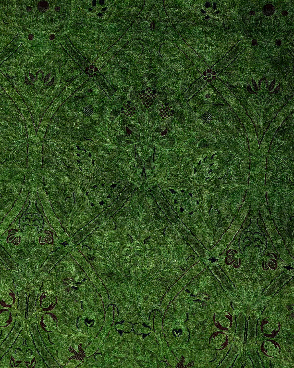 Pakistanais Contemporary Overdyed Hand Knotted Wool Green Area Rug (tapis en laine surteinte nouée à la main) en vente