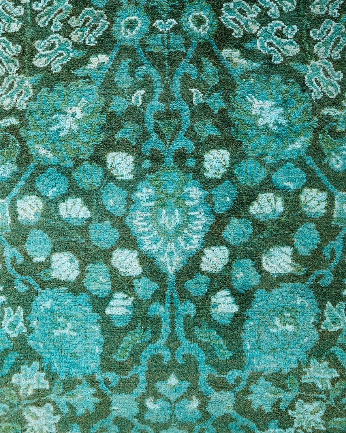 Pakistanais Contemporary Overdyed Hand Knotted Wool Green Area Rug (tapis en laine surteinte nouée à la main) en vente