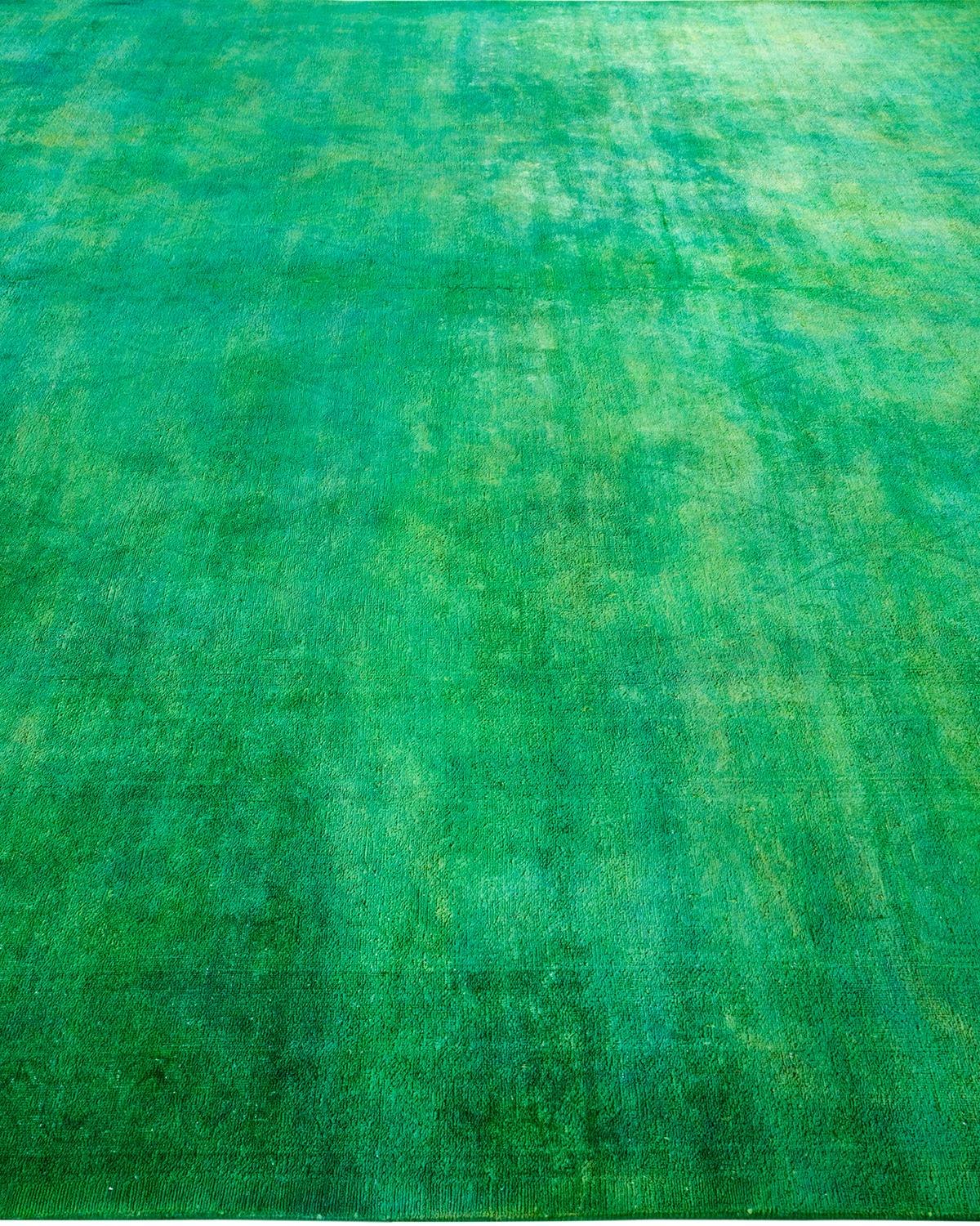 Contemporary Overdyed Hand Knotted Wool Green Area Rug (tapis en laine surteinte nouée à la main) Neuf à Norwalk, CT