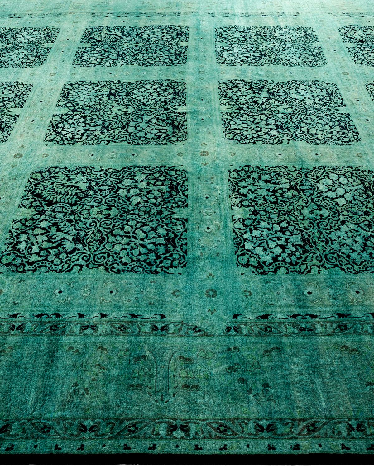 Contemporary Overdyed Hand Knotted Wool Green Area Rug (tapis en laine surteinte nouée à la main) Neuf - En vente à Norwalk, CT