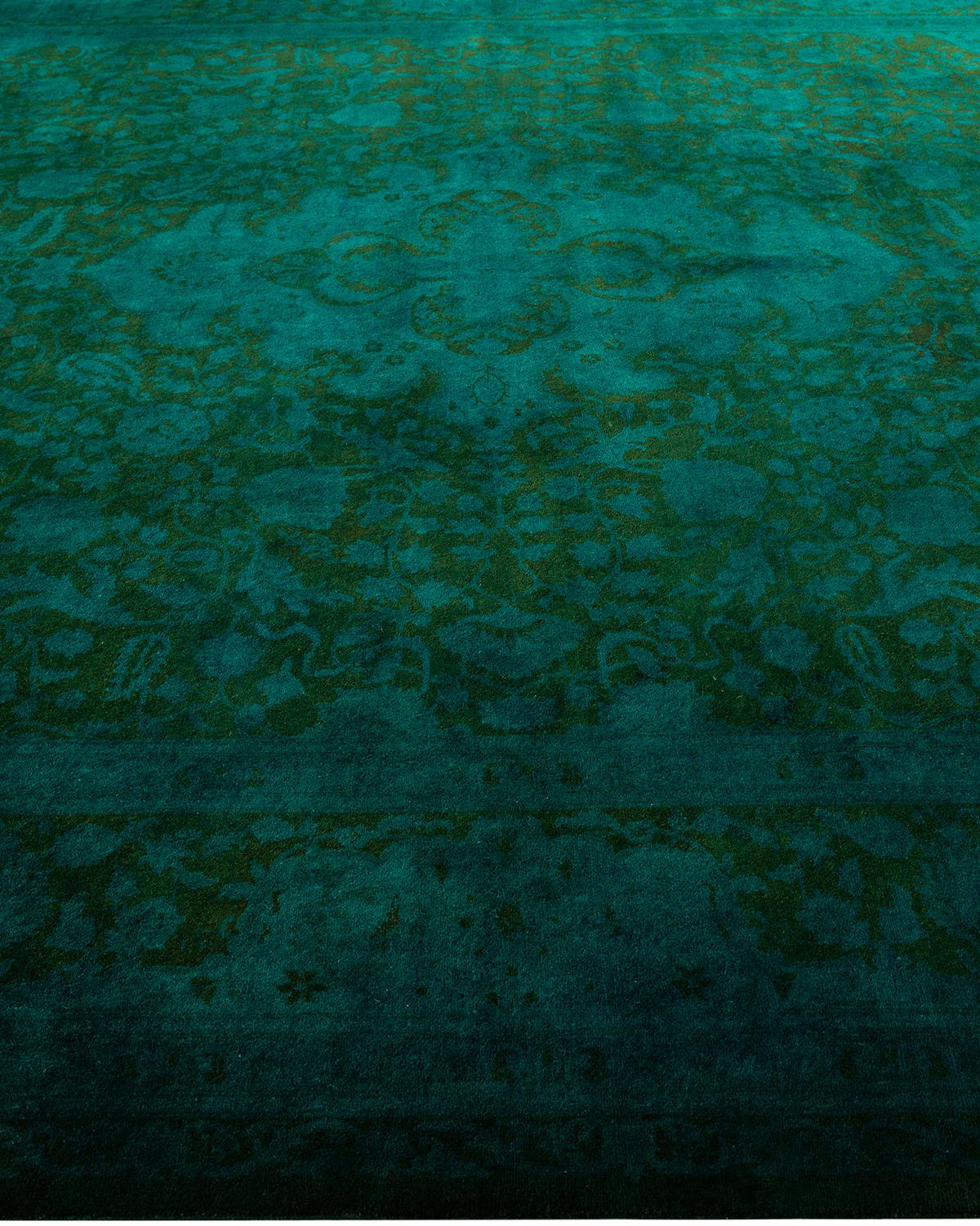 Contemporary Overdyed Hand Knotted Wool Green Area Rug (tapis en laine surteinte nouée à la main) Neuf - En vente à Norwalk, CT