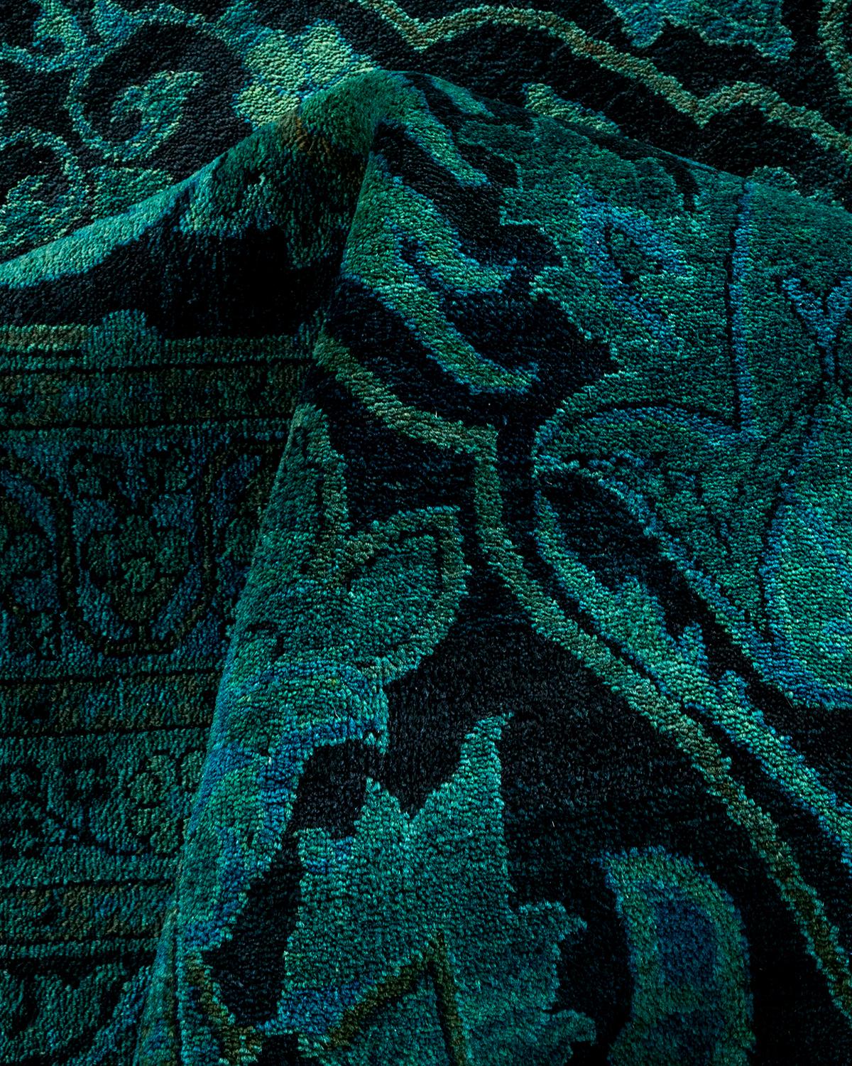 Laine Contemporary Overdyed Hand Knotted Wool Green Area Rug (tapis en laine surteinte nouée à la main) en vente