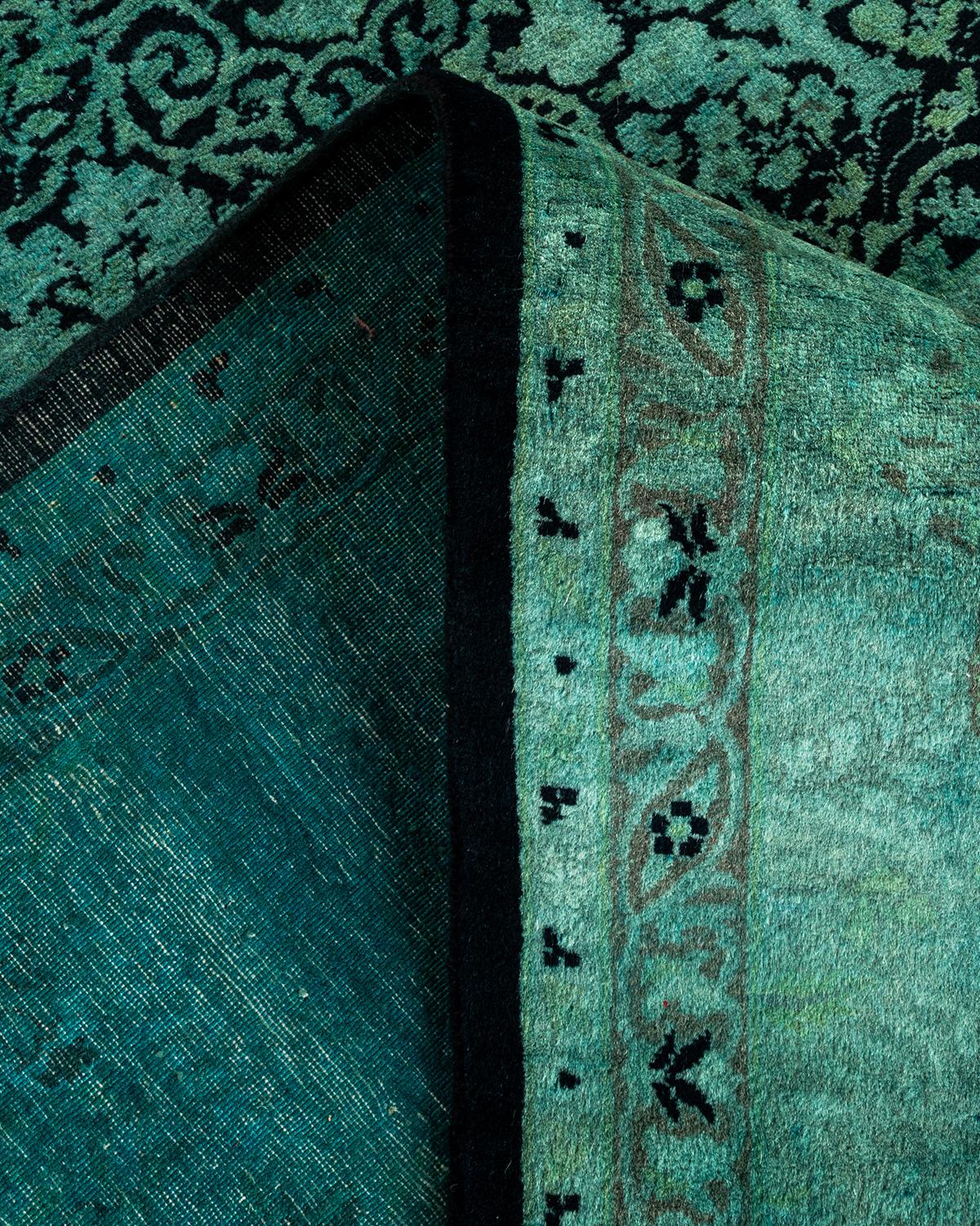 Laine Contemporary Overdyed Hand Knotted Wool Green Area Rug (tapis en laine surteinte nouée à la main) en vente