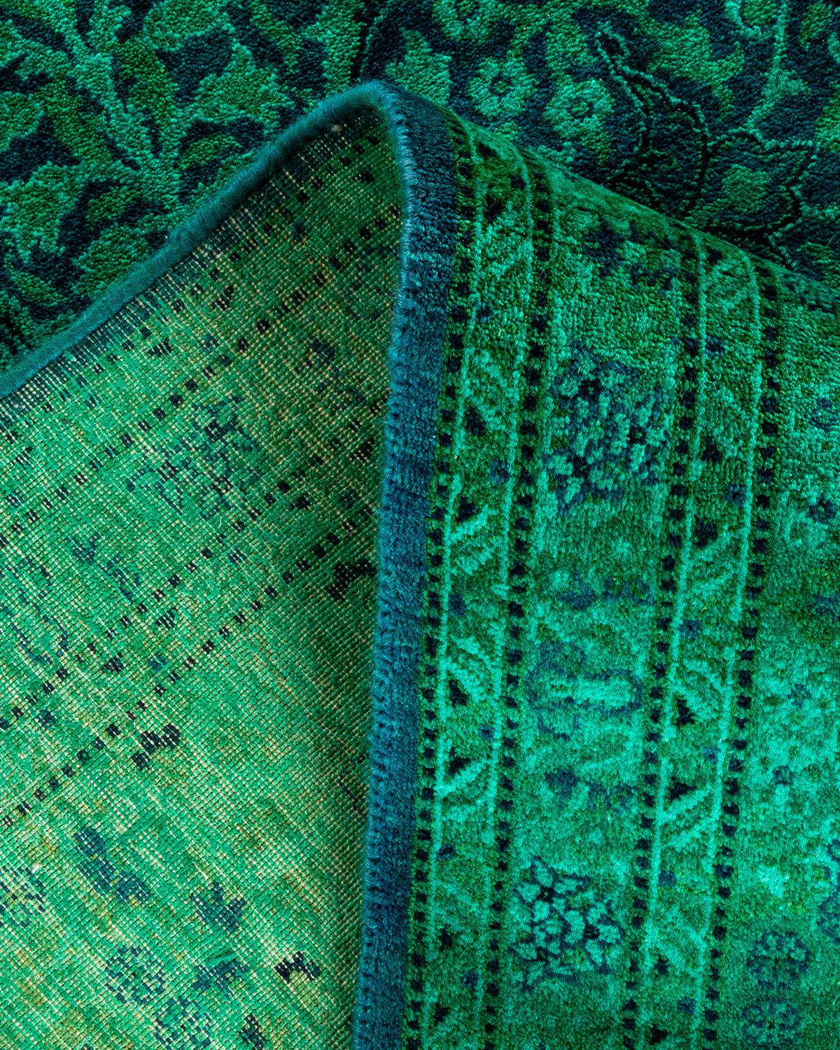 Laine Contemporary Overdyed Hand Knotted Wool Green Area Rug (tapis en laine surteinte nouée à la main) en vente
