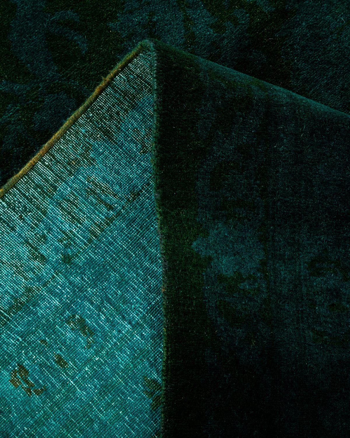 Laine Contemporary Overdyed Hand Knotted Wool Green Area Rug (tapis en laine surteinte nouée à la main) en vente