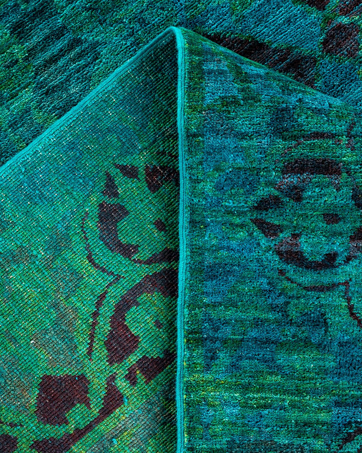 Laine Contemporary Overdyed Hand Knotted Wool Green Area Rug (tapis en laine surteinte nouée à la main) en vente