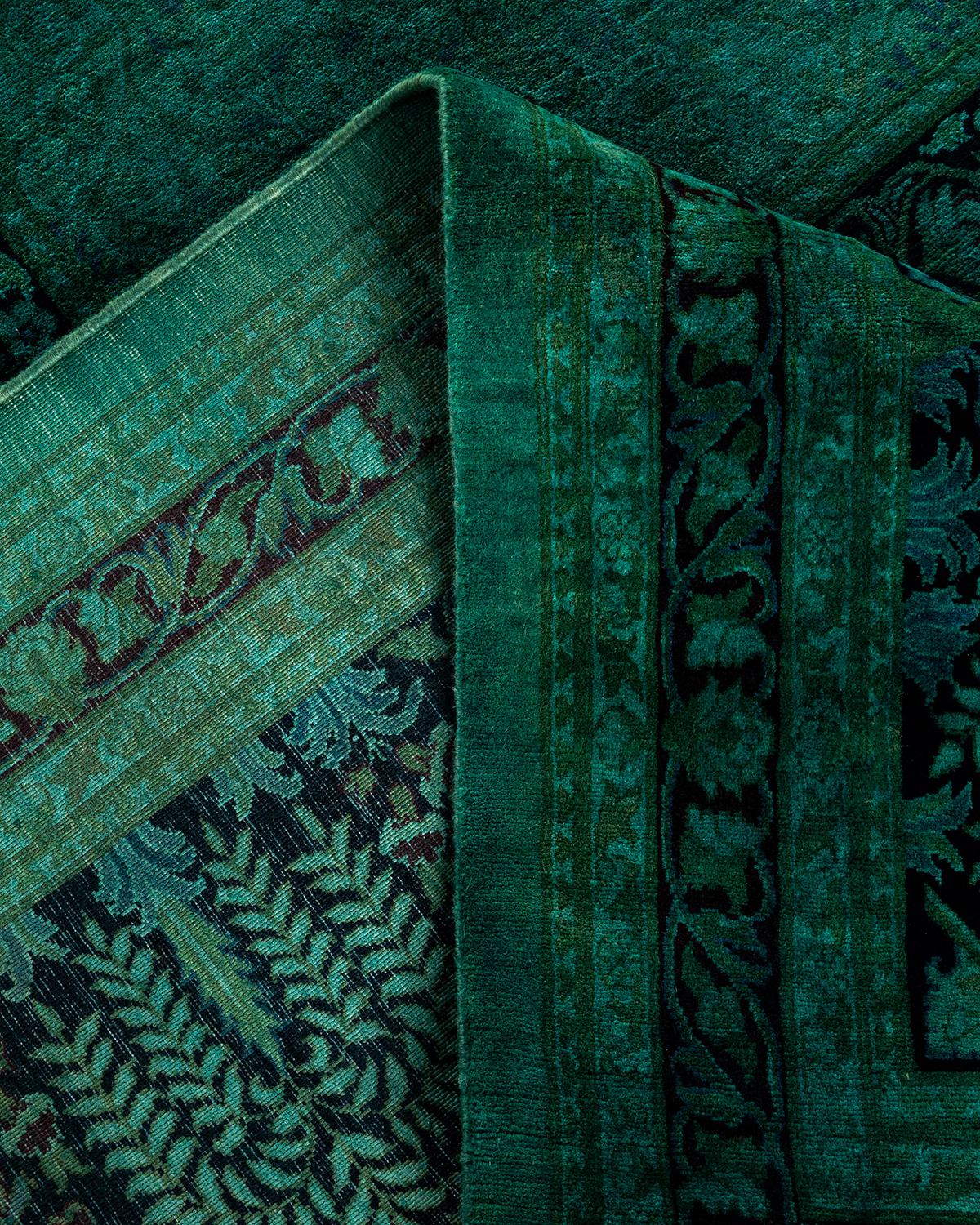 Laine Contemporary Overdyed Hand Knotted Wool Green Area Rug (tapis en laine surteinte nouée à la main) en vente