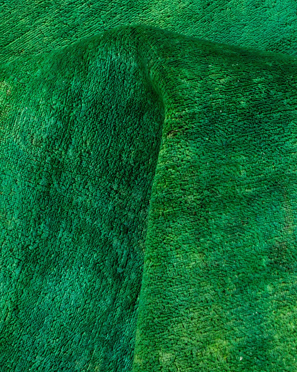 Contemporary Overdyed Hand Knotted Wool Green Area Rug (tapis en laine surteinte nouée à la main) 1
