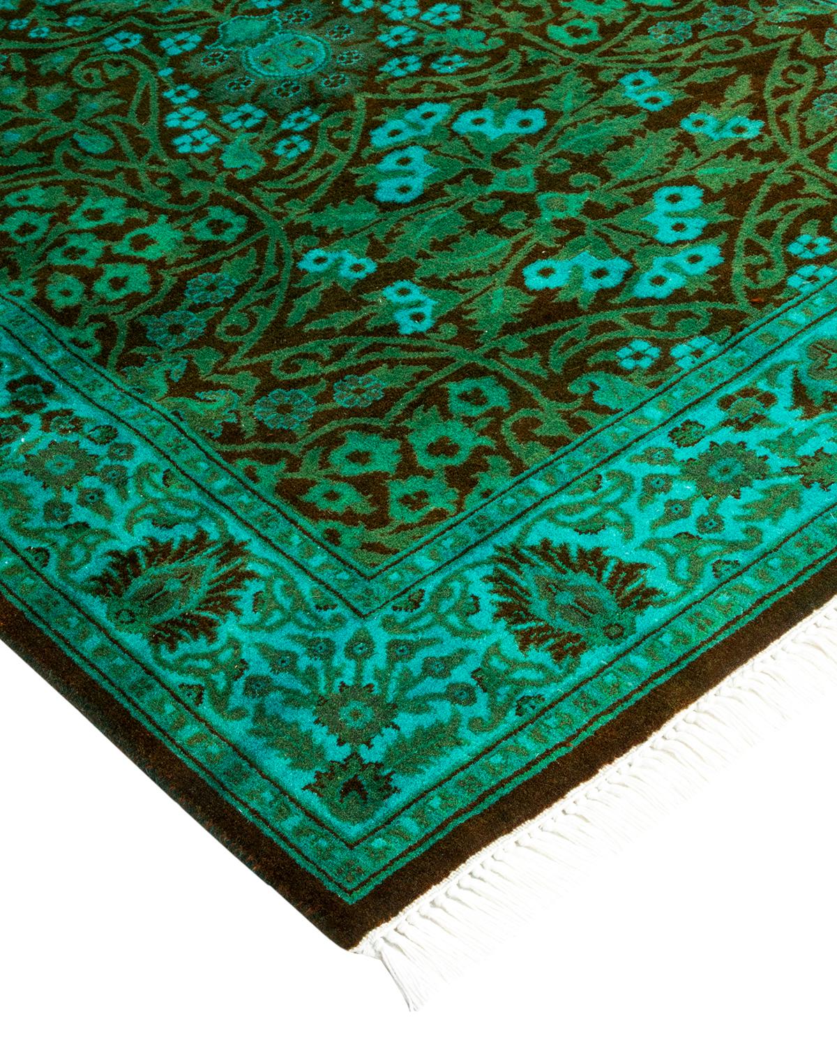 Les tapis Vibrance incarnent le classique avec une touche d'originalité : des motifs traditionnels surteints dans des couleurs éclatantes. Chaque tapis noué à la main est lavé dans une teinture botanique 100 % naturelle qui révèle les nuances